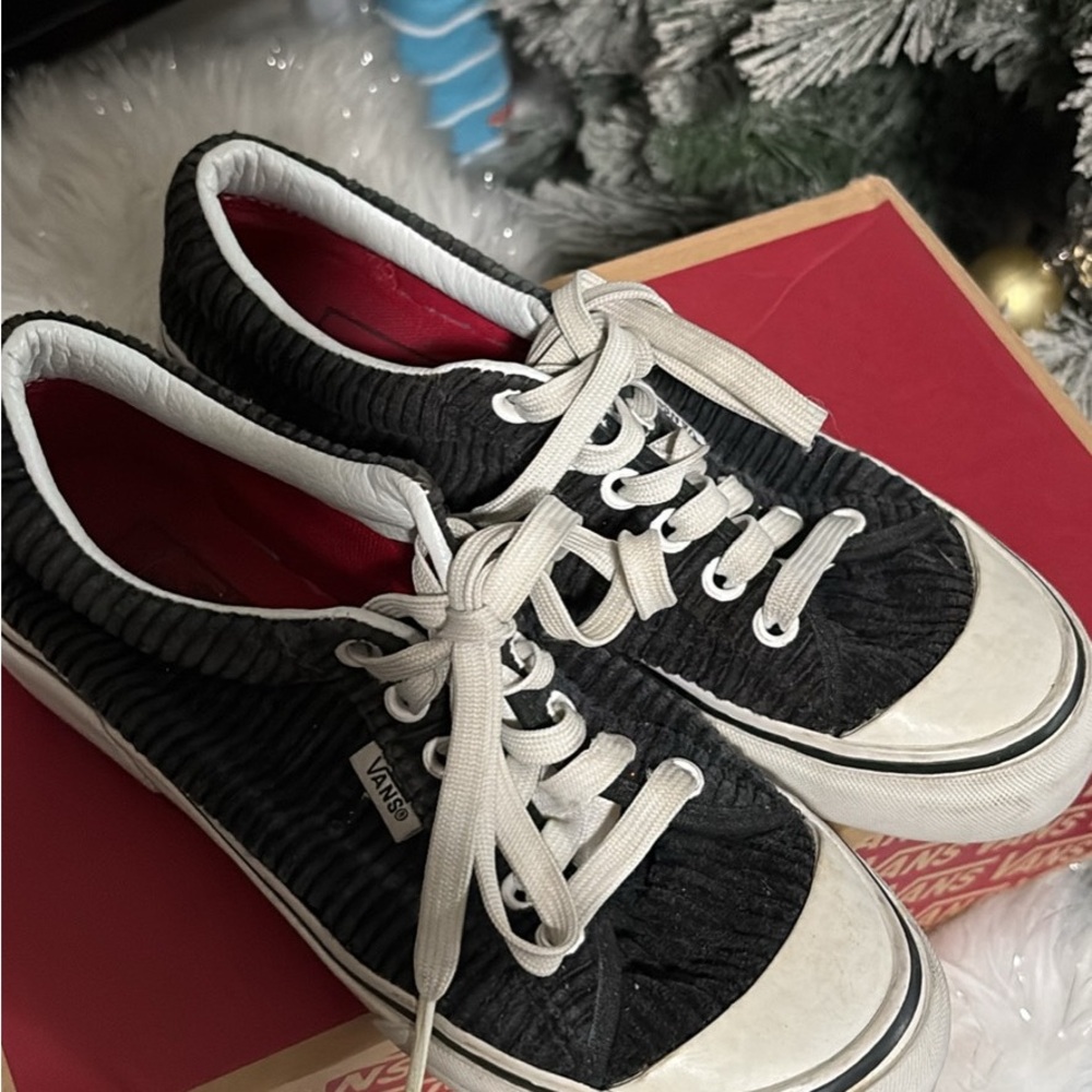Vans Women's Black and White Corduroy Sneakers